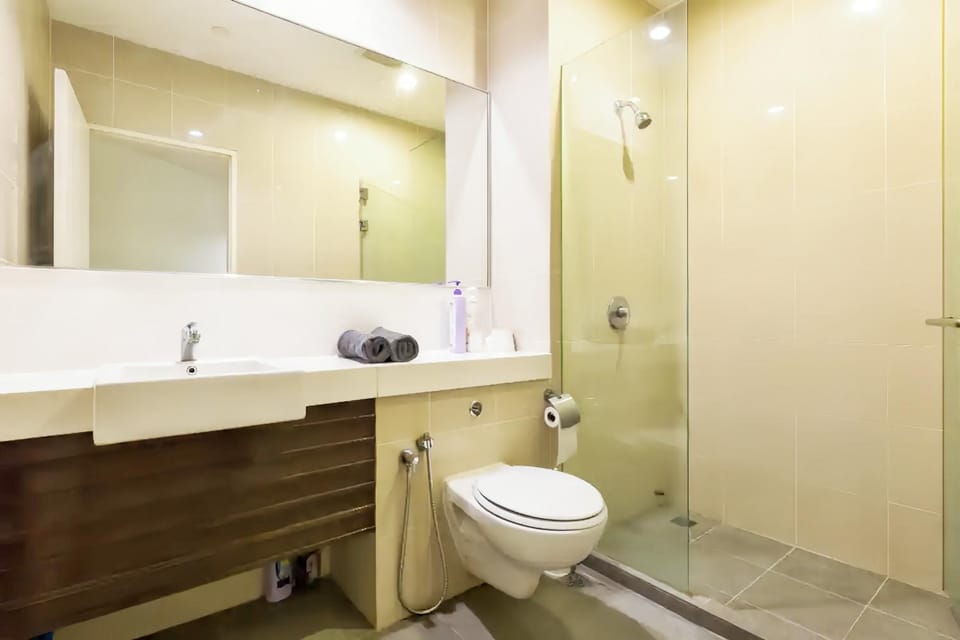 Shower, Toilet