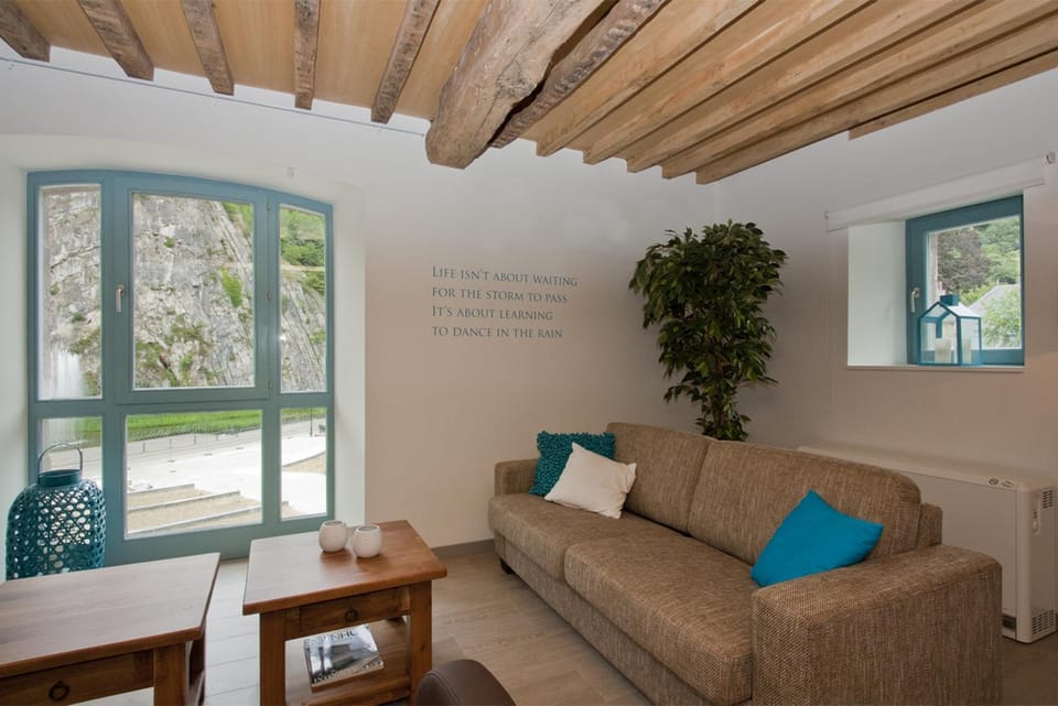 Day, Seating area