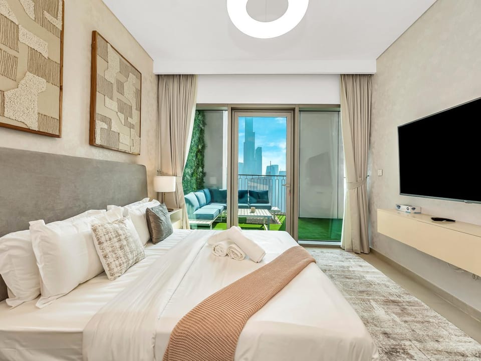 Bed, TV and multimedia, Bedroom
