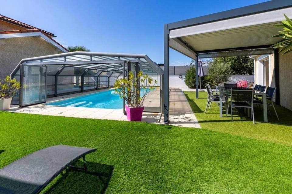 Dining area, Pool view, Swimming pool, Swimming pool