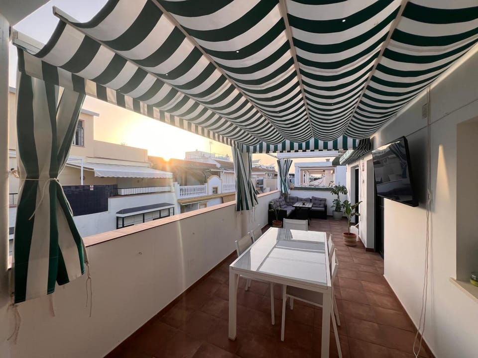 Off site, Solarium, TV and multimedia, View (from property/room), Dining area, Evening entertainment, Entertainment, Sunset, internet