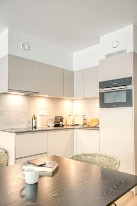 5-Guest Studio in Ostend, Steps from the Beach Apartment in Ostend
