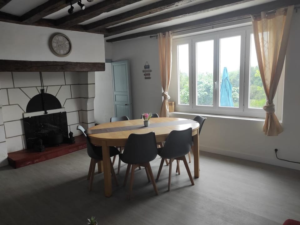 Living room, Dining area, internet