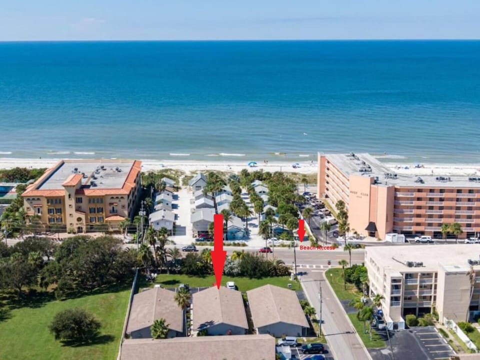 Property building, Neighbourhood, Natural landscape, Bird's eye view, Beach, Location, Parking