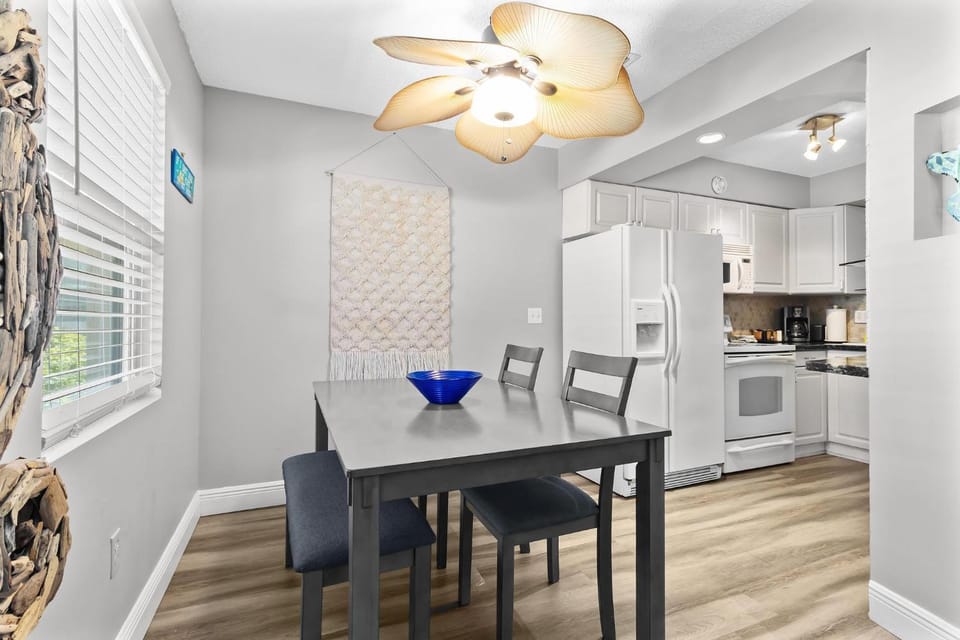 Spanish Villa Suite 52 - Damage Free & Across the Street from White Sand Beaches of Indian Rocks Beach! Apartment in Indian Rocks Beach
