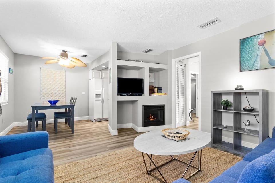 Spanish Villa Suite 52 - Damage Free & Across the Street from White Sand Beaches of Indian Rocks Beach! Apartment in Indian Rocks Beach
