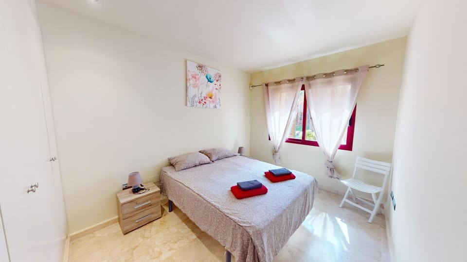 Photo of the whole room, Bedroom, towels