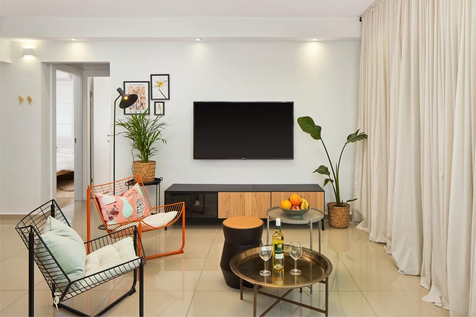 Communal lounge/ TV room, TV and multimedia, Living room, Seating area, Evening entertainment