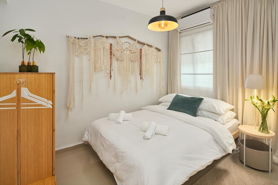 Bed, Bedroom, towels