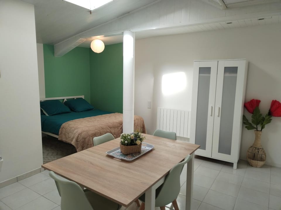 Studio entier et parking privé House in Pays de la Loire