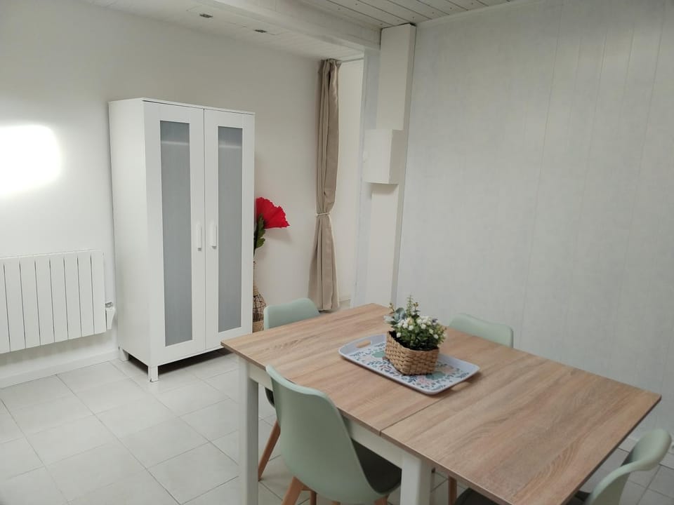 Studio entier et parking privé House in Pays de la Loire