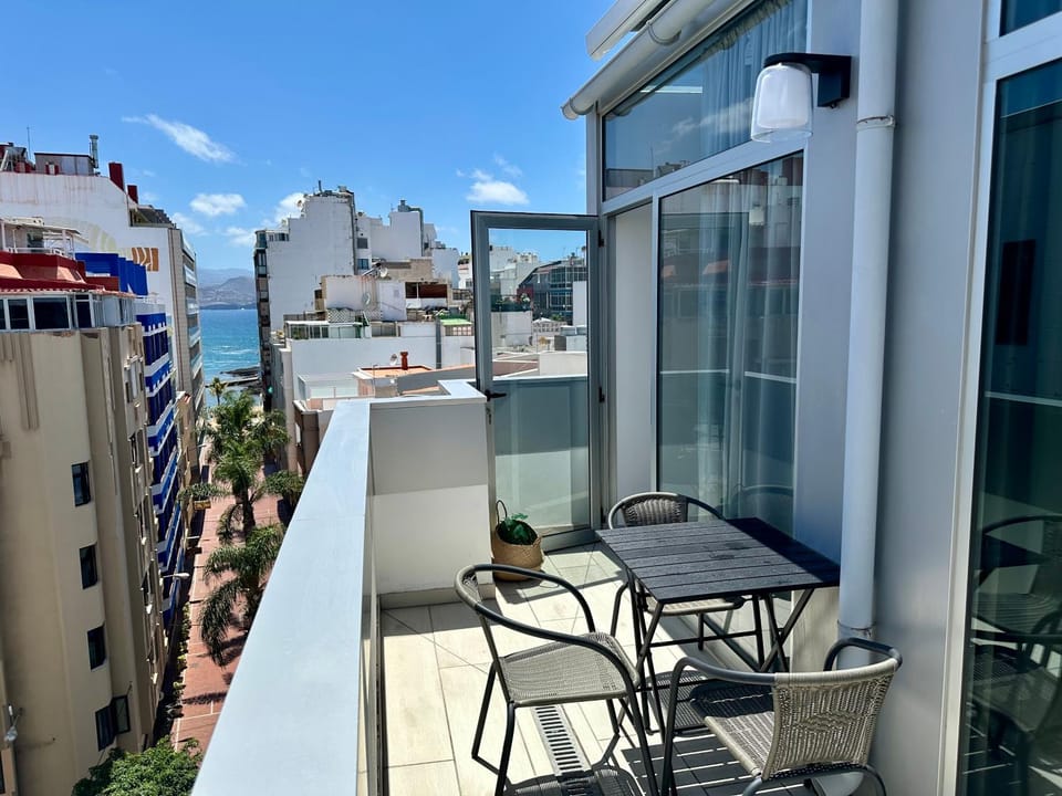Escondite Sereno - 50m Las Canteras Beach Apartment in Las Palmas de Gran Canaria