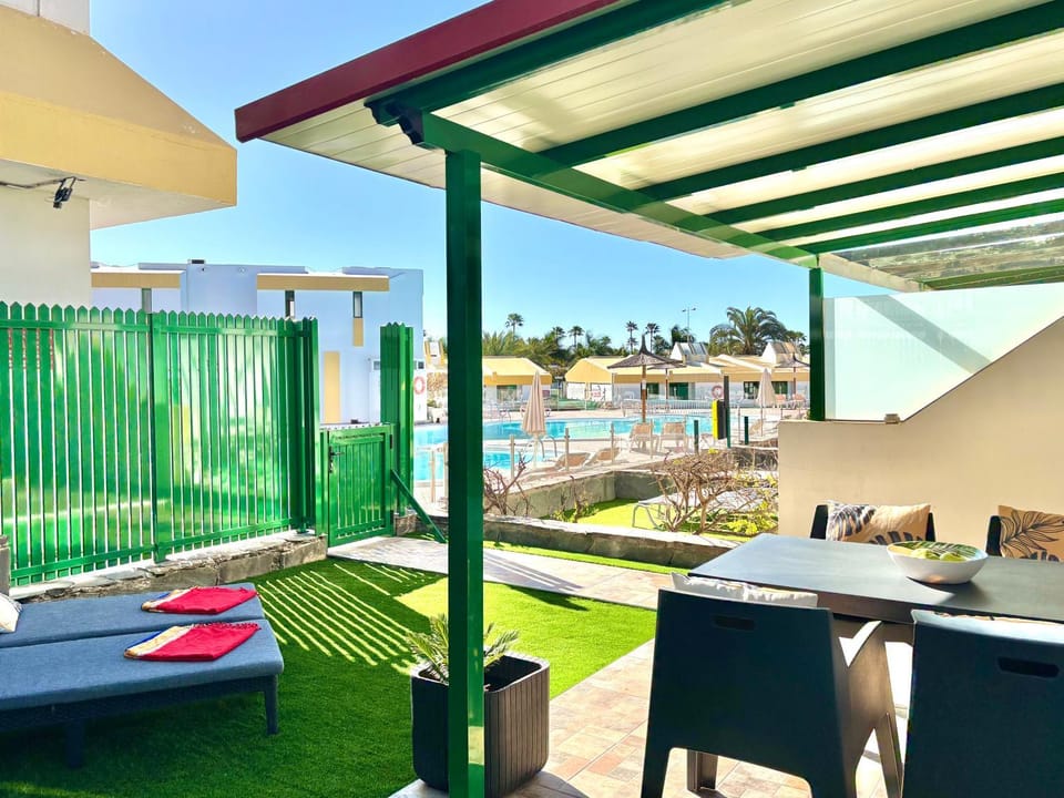 View (from property/room), Balcony/Terrace, Dining area, Pool view, Swimming pool, sunbed