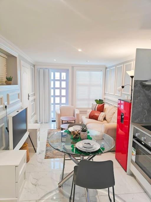 Kitchen or kitchenette, Living room, Seating area, oven, stove