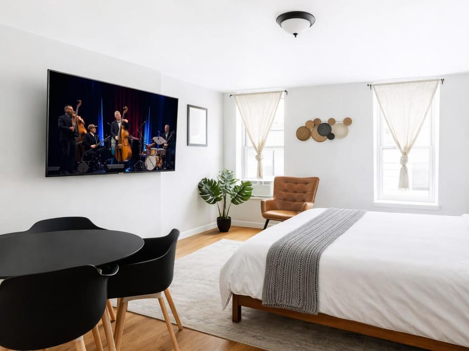 Bed, TV and multimedia, Photo of the whole room, Seating area, Dining area, Bedroom