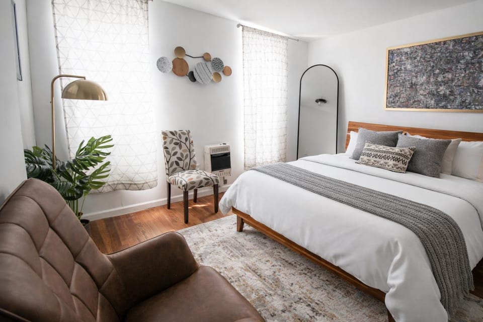 Bed, Photo of the whole room, Seating area, Bedroom