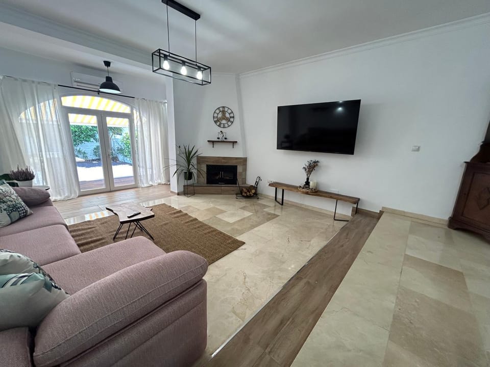 Communal lounge/ TV room, TV and multimedia, Living room, Seating area, Evening entertainment, fireplace