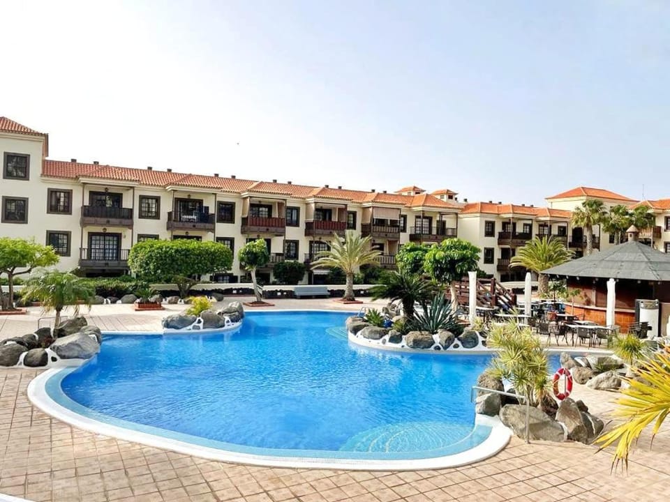 Property building, Day, Garden, Pool view, Swimming pool, Swimming pool, Location, sunbed