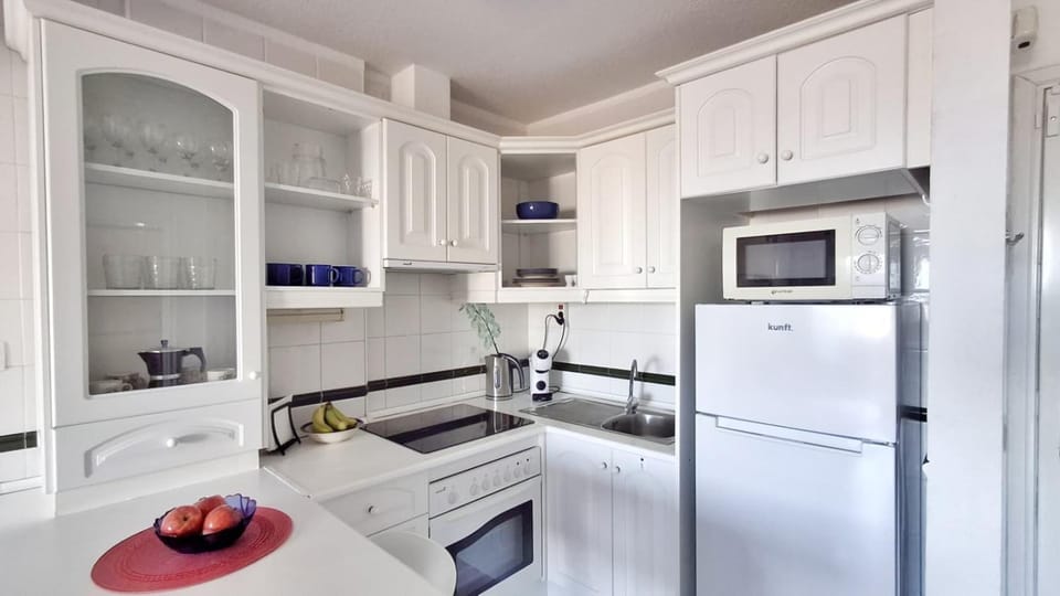 Coffee/tea facilities, Kitchen or kitchenette, microwave, oven, stove