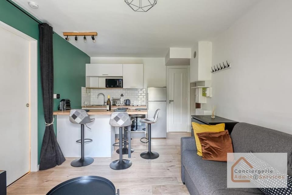 Coffee/tea facilities, Kitchen or kitchenette, Living room, Seating area, Dining area, oven, stove, toaster