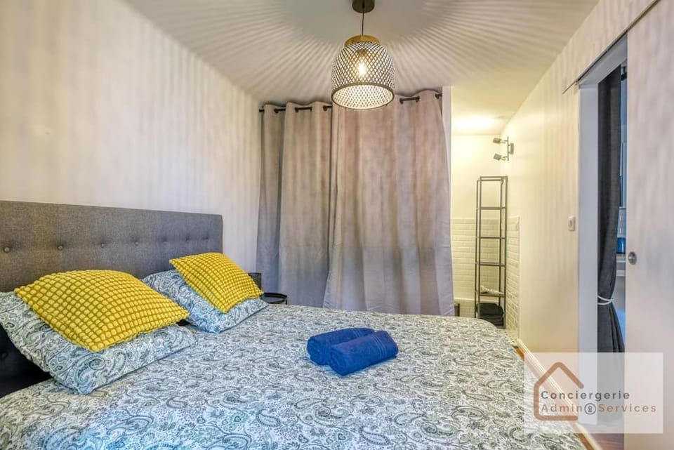 Bed, Photo of the whole room, Bedroom, storage, towels