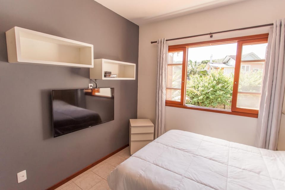Bed, TV and multimedia, View (from property/room), Photo of the whole room, Decorative detail, Bedroom, Landmark view, Quiet street view, internet