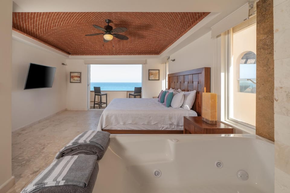 Bed, Natural landscape, TV and multimedia, Photo of the whole room, Bedroom, Sea view