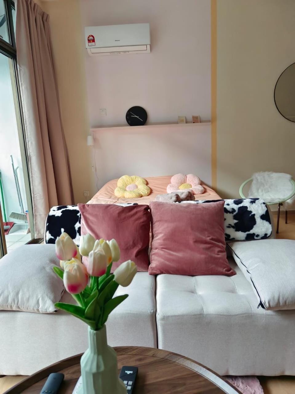 Bed, Seating area