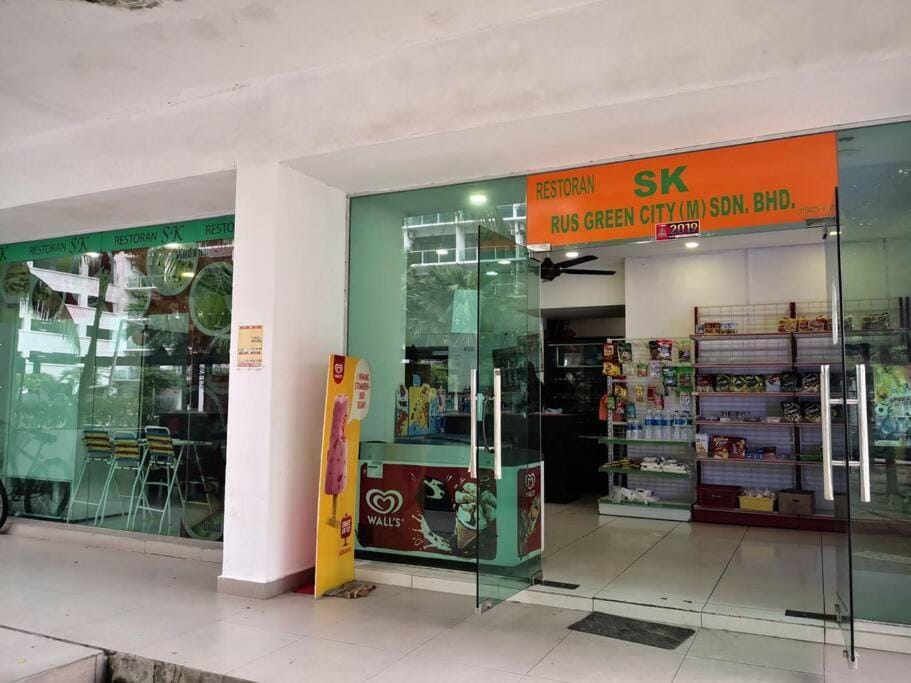 Restaurant/places to eat, On-site shops