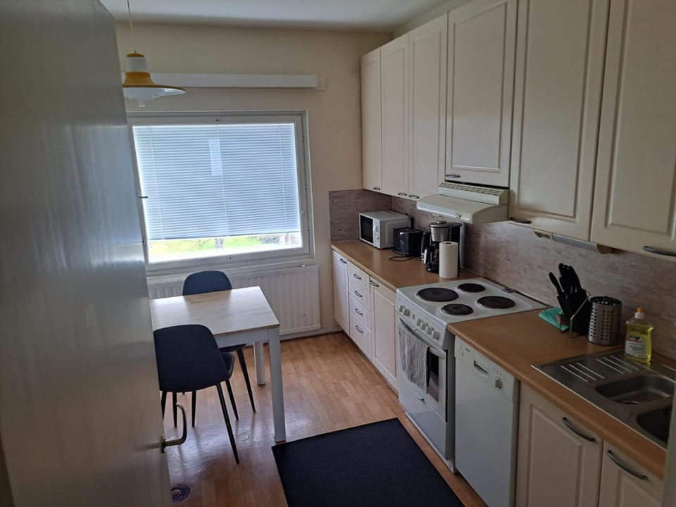 Coffee/tea facilities, Kitchen or kitchenette, Dining area, dishwasher, oven, stove, toaster