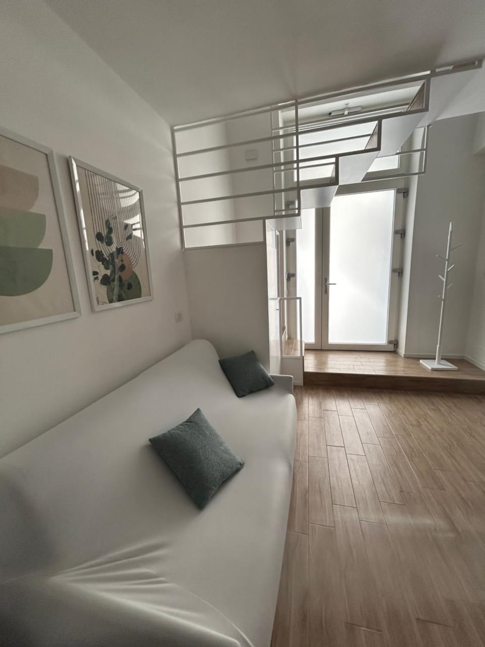 Bed, Living room, Photo of the whole room, Seating area