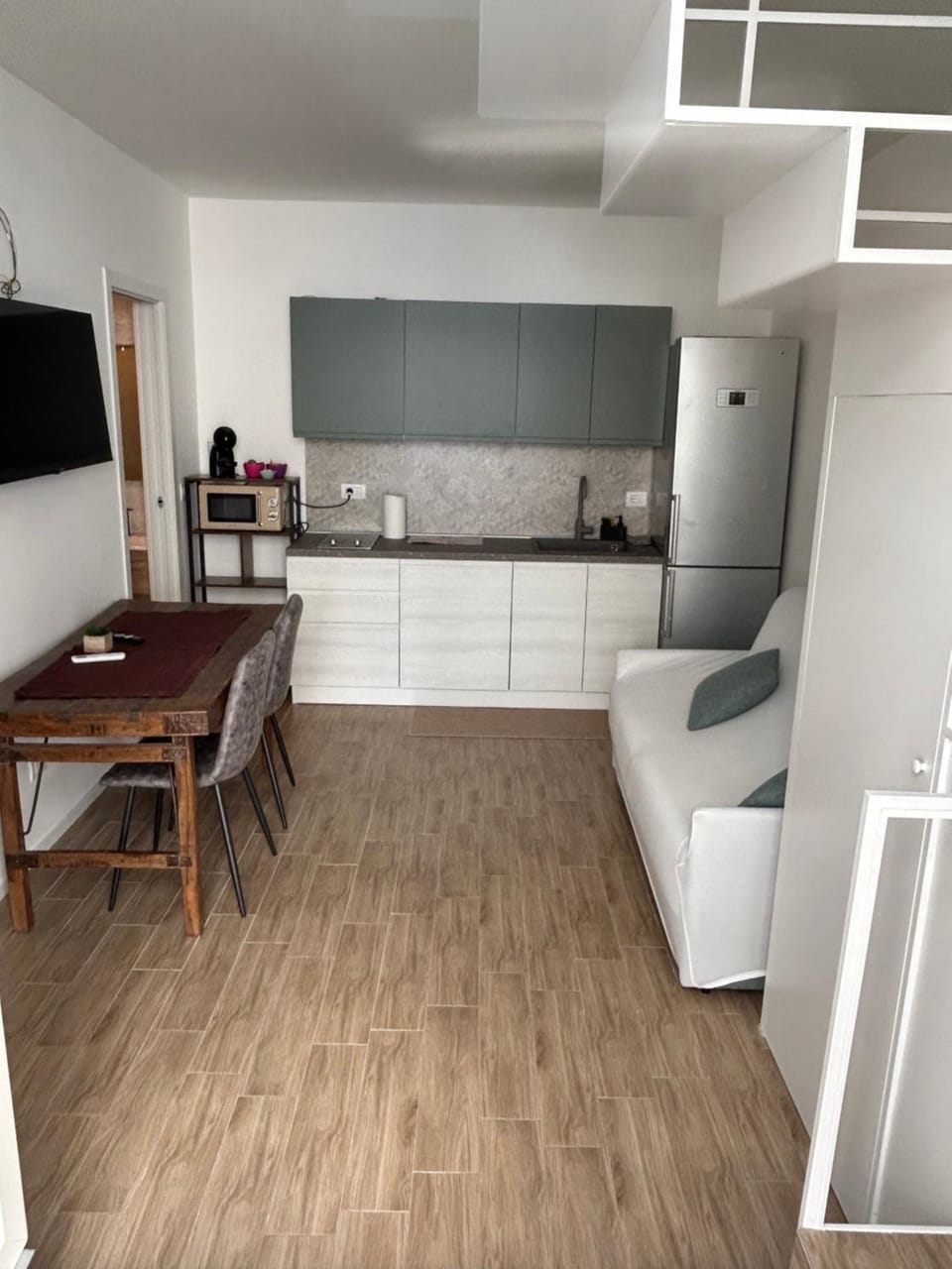 TV and multimedia, Kitchen or kitchenette, Living room, Seating area, Dining area