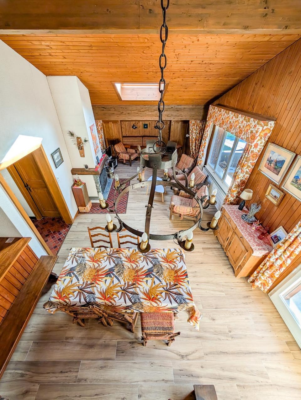 Bird's eye view, Living room