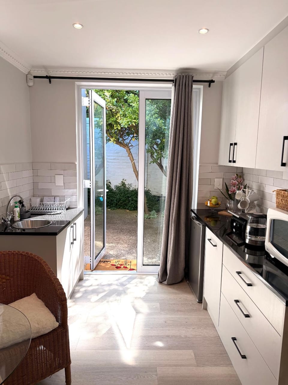 Facade/entrance, Kitchen or kitchenette, Dining area