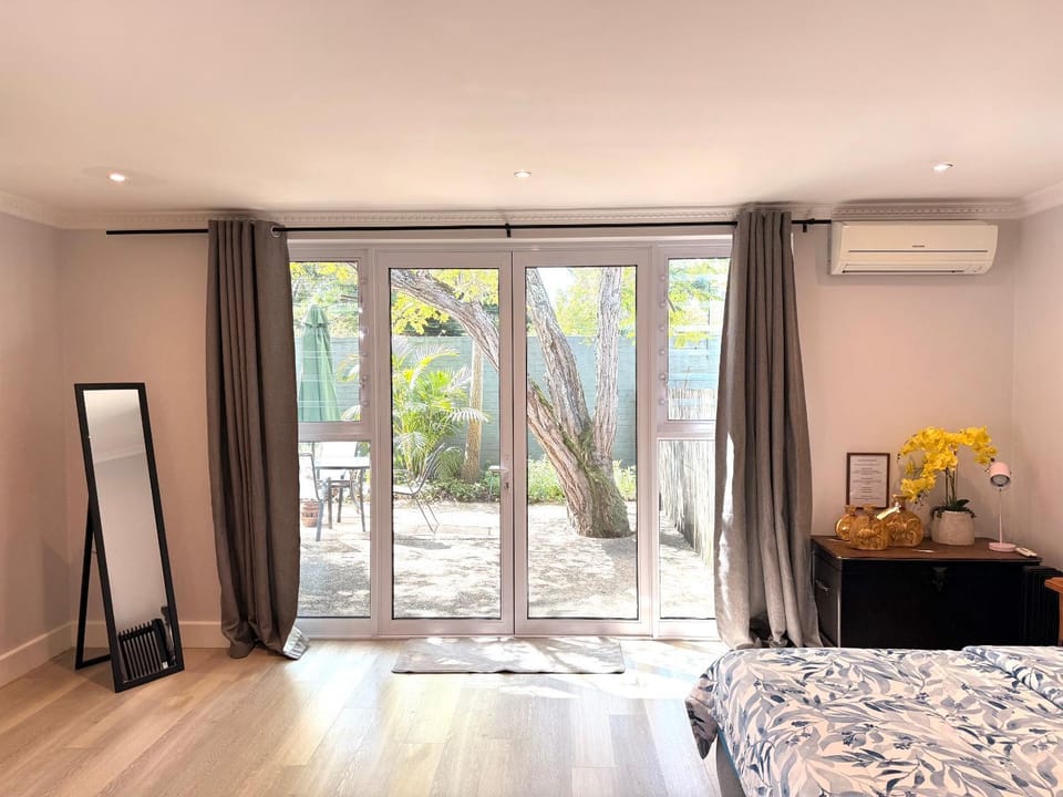 Bed, Bedroom, air conditioner