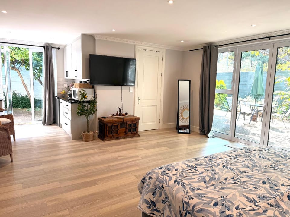 Bed, TV and multimedia, Kitchen or kitchenette, Bedroom, microwave