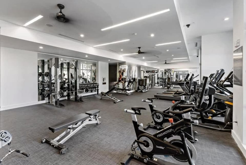 LUXE 1BD - 5 Min DT, Gym, Parking, W-D - Sleeps 6 Apartment in Charlotte