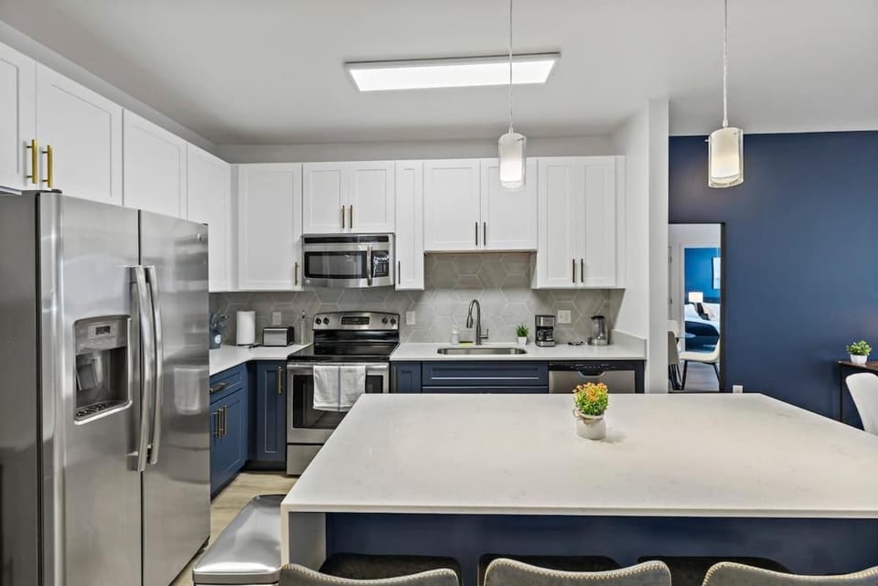 Beautiful 1BD - 5Min DT, Gym, Parking, W-D - Sleeps 6 Apartment in Charlotte