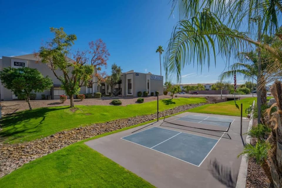 Spacious 2BD - Parking, Gym, Pool - Sleep 8 - 5Min Casino Apartment in Scottsdale