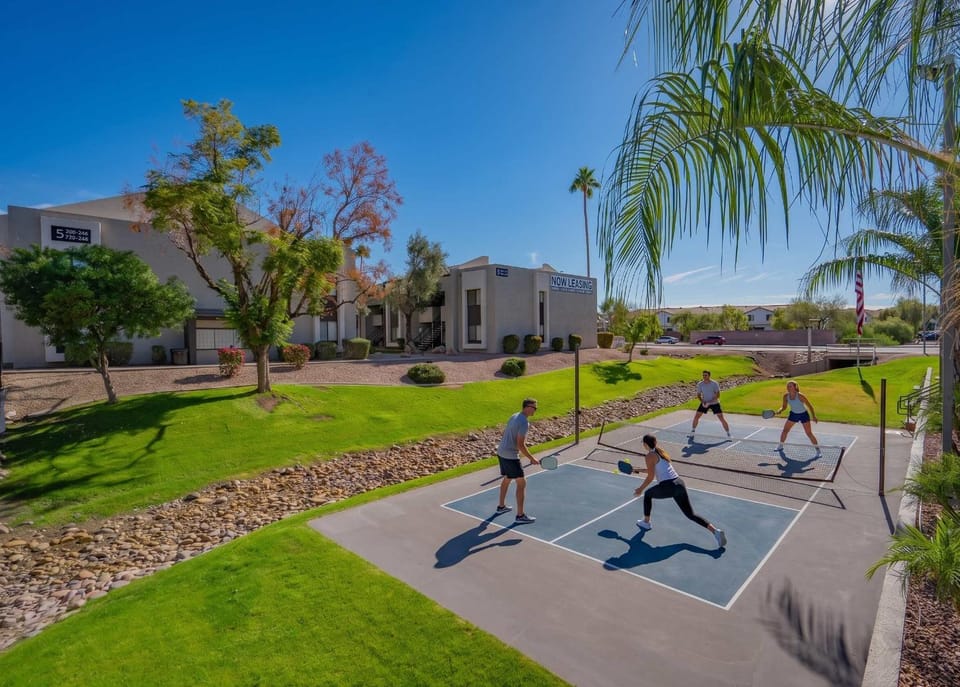 Unique 2BD - Parking, Gym, Pool - Sleeps 8 - 5Min Casino Apartment in Scottsdale