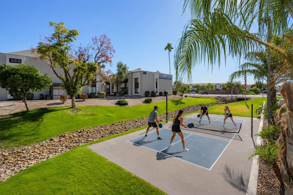 Modern 2BD - Parking, Gym, Pool - Sleeps 8 - 5 Min Casino Apartment in Scottsdale