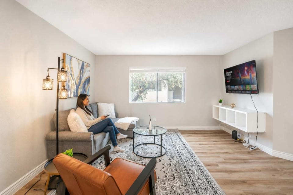 Modern 2BD - Parking, Gym, Pool - Sleeps 8 - 5 Min Casino Apartment in Scottsdale