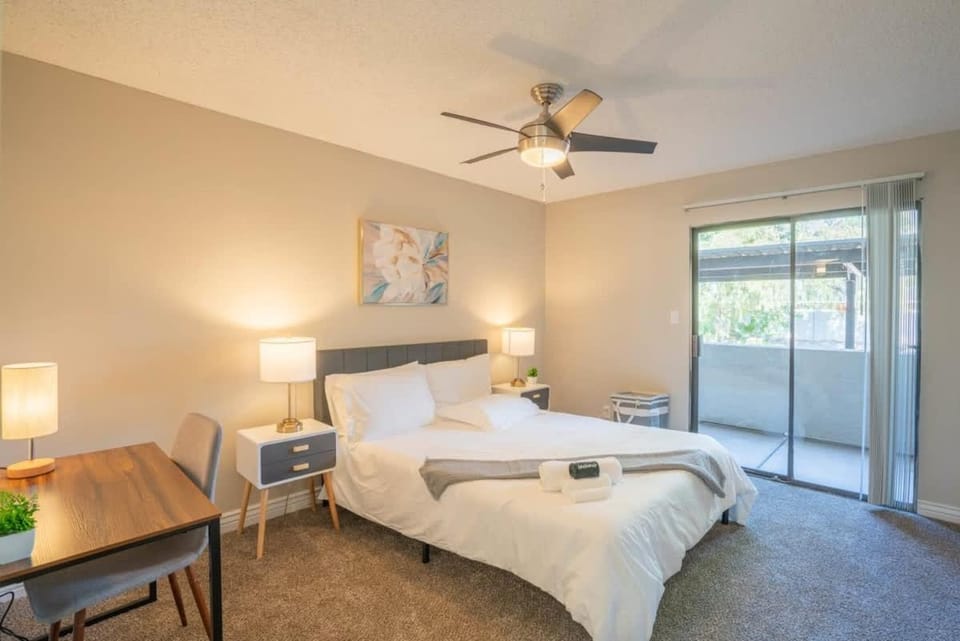 Cozy 2BD - Parking, Gym, Pool - Sleeps 8 - 5 Min Casino Apartment in Scottsdale