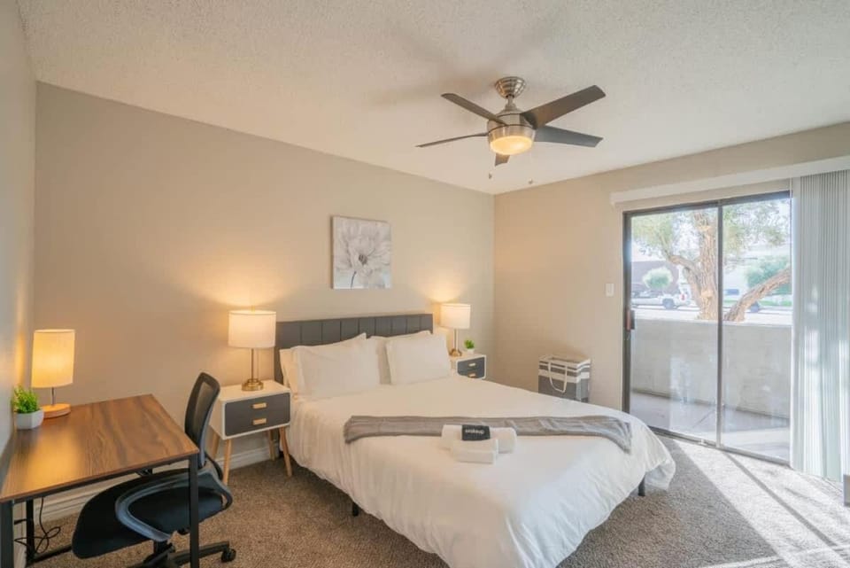 Stylish 2BD - Parking, Gym, Pool - Sleep 8 - 5 Min Casino Apartment in Scottsdale