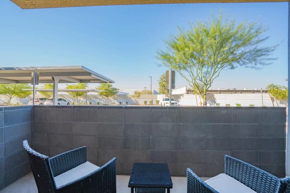 Spacious 2BD - Gym, Pool, Parking, W-D - Sleeps 8 Apartment in Tempe