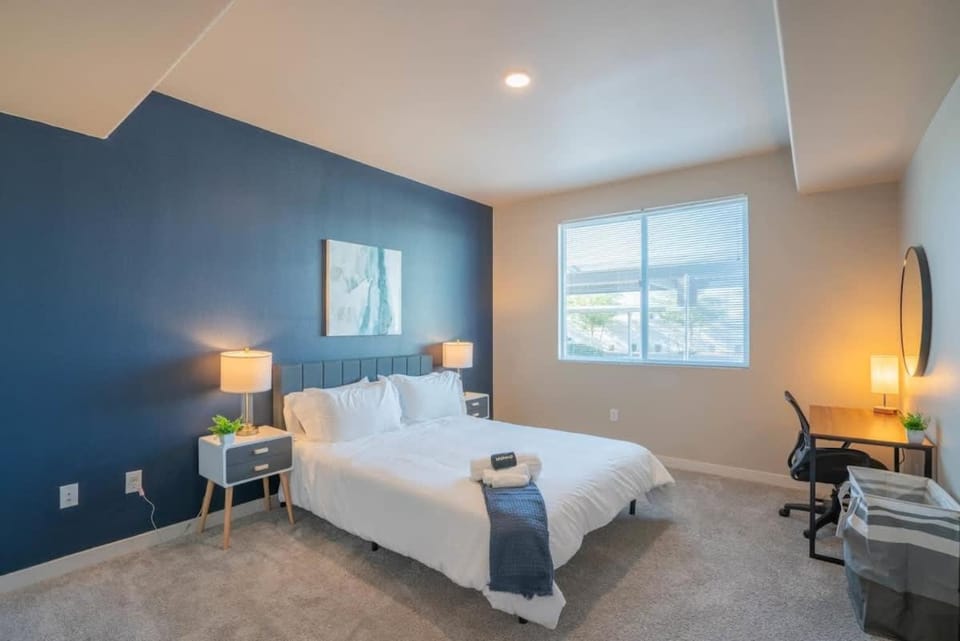 Spacious 2BD - Gym, Pool, Parking, W-D - Sleeps 8 Apartment in Tempe