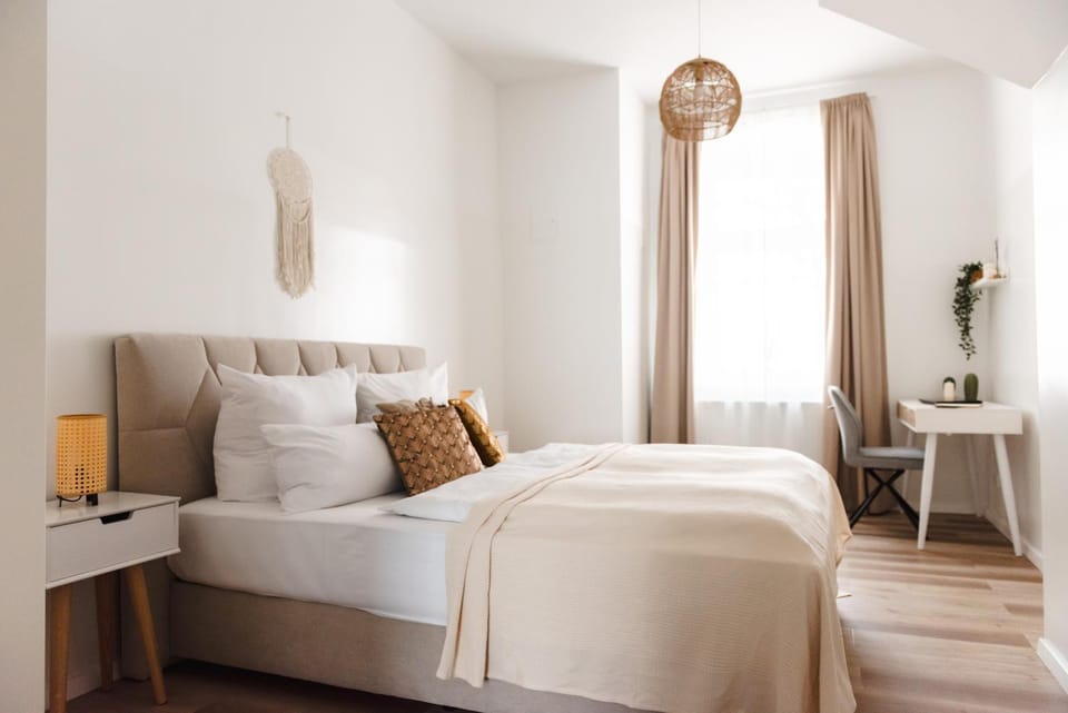 Bed, Photo of the whole room, Decorative detail, Seating area