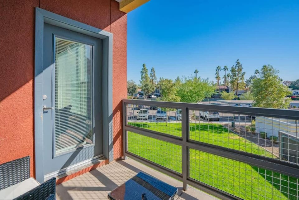 Posh 2BD - Gym, Pool, Parking, W-D - Sleeps 8 Apartment in Tempe