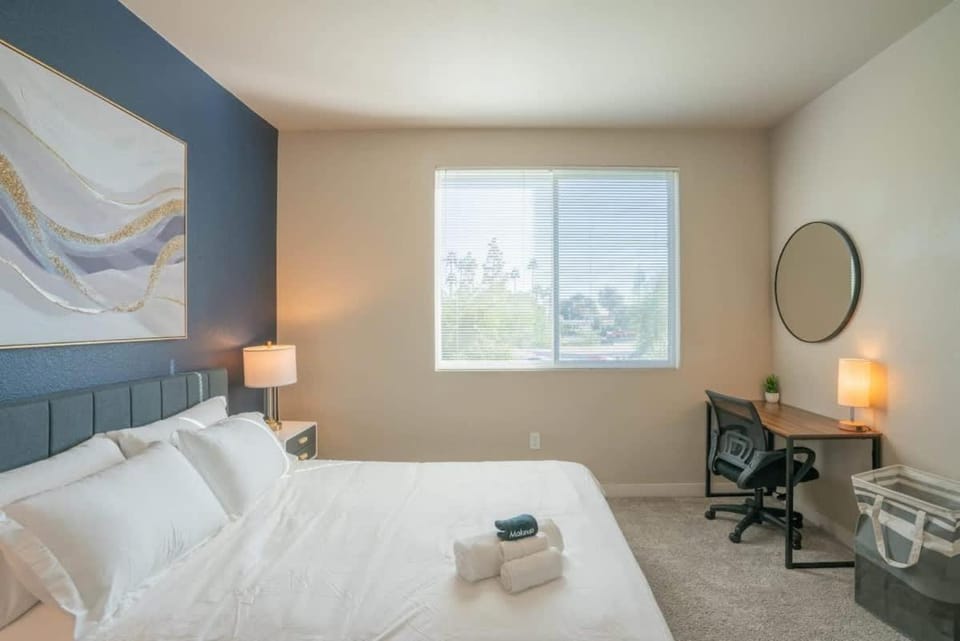 Posh 2BD - Gym, Pool, Parking, W-D - Sleeps 8 Apartment in Tempe