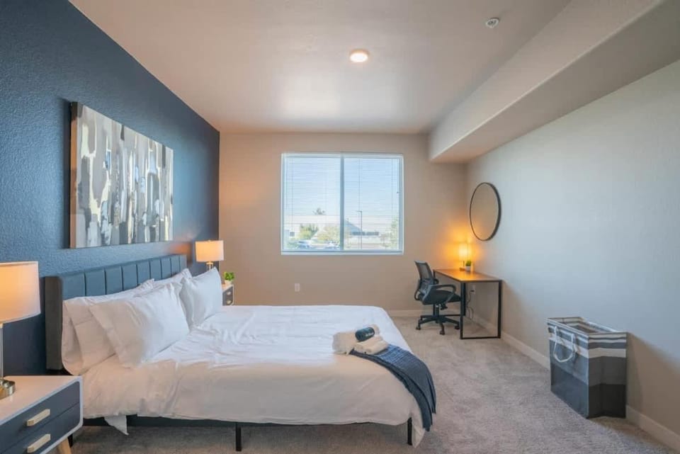 Modern 2BD - Gym, Pool, Parking, W-D - Sleeps 8 Apartment in Tempe